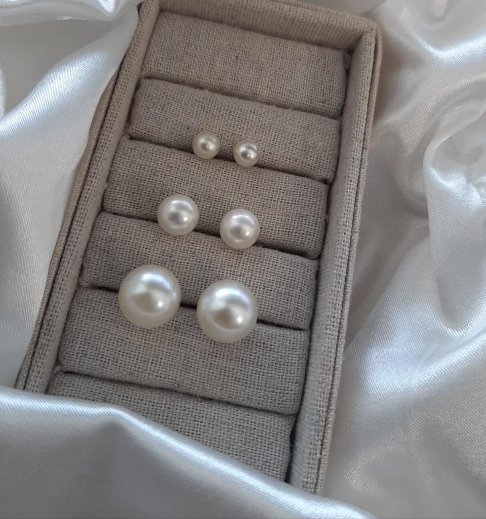 Pearl studs
